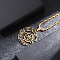 🌙 Kolczyk keltycki z ozdobą Księżyca – nierdzewna stali, unisex i symbol ochrony