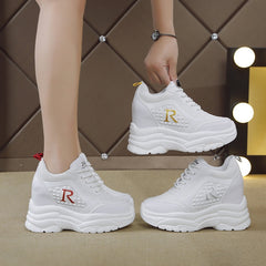 🎉【35-40】Podwyższające buty sportowe na co dzień, z miękką podeszwą zapewniającą wygodę chodzenia i stylowym wzornictwem, które łatwo dopasować do różnych strojów.